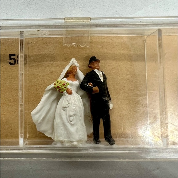 Vintage (New) PREISER HO Scale 58 Bridal Party Set Priest Bride Groom Guests - Picture 4 of 9